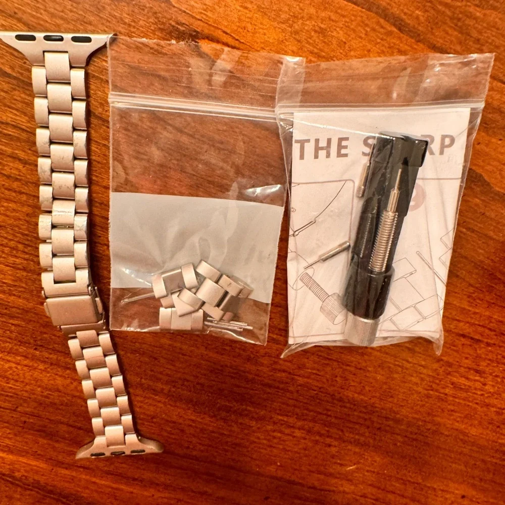 APPLE WATCH 41mm - series 7 - GPS + Cellular. PLUS 3 watch bands AND charger.